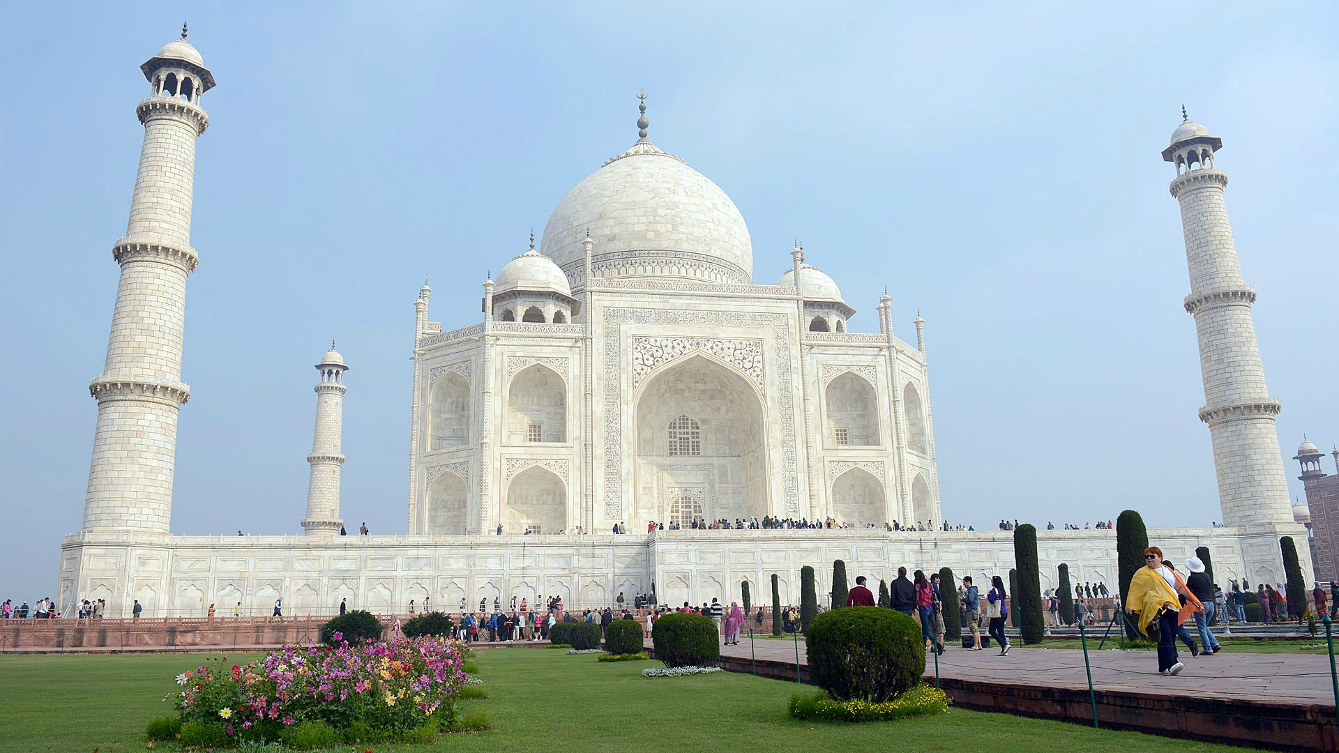 Taj Mahal - jeden z siedmiu cudów nowożytnego świata. Indyjskie Mauzoleum wzniesione przez Szahdżahana z Dynastii Wielkich Mogołów na pamiątkę ukochanej żony Mumtaz Mahal